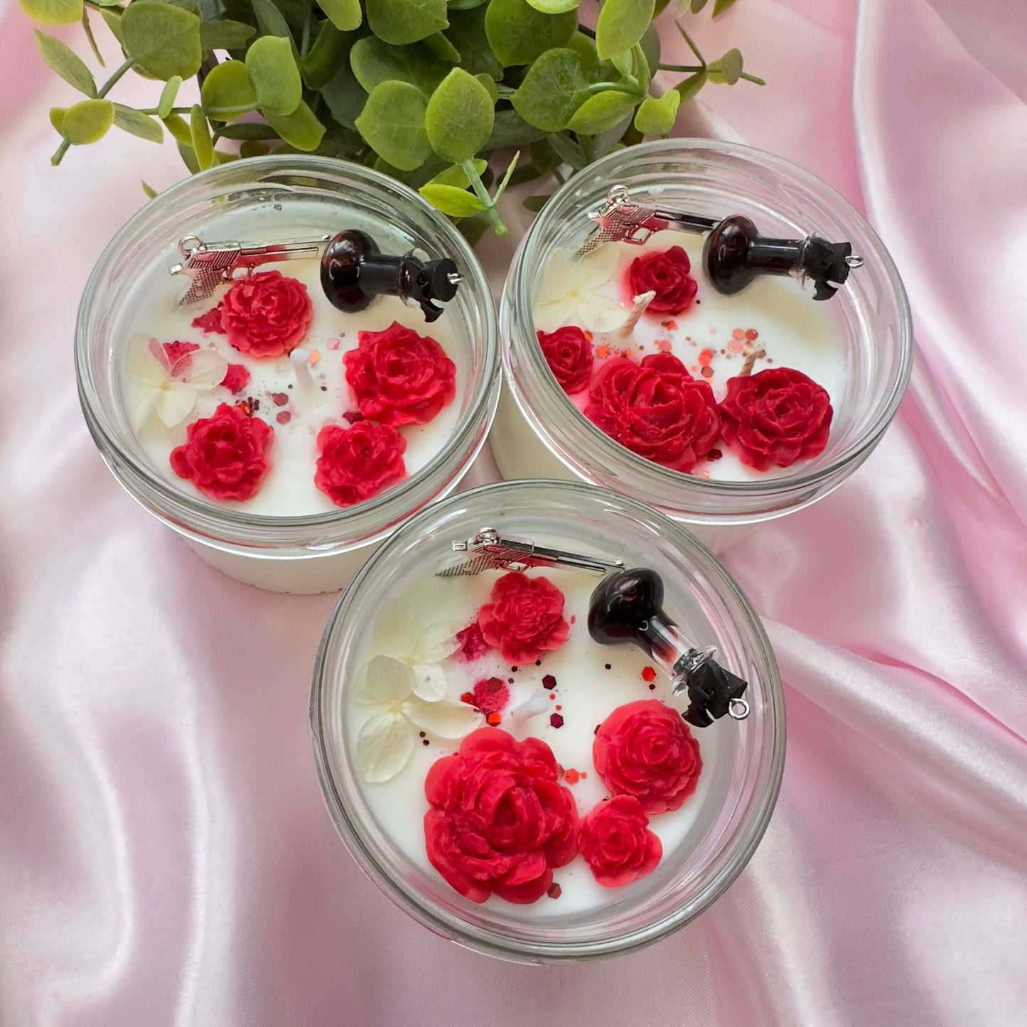 Bougie vampire knight blanche avec des roses rouges en cire, une fiole de sang et le bloody rose de Zero