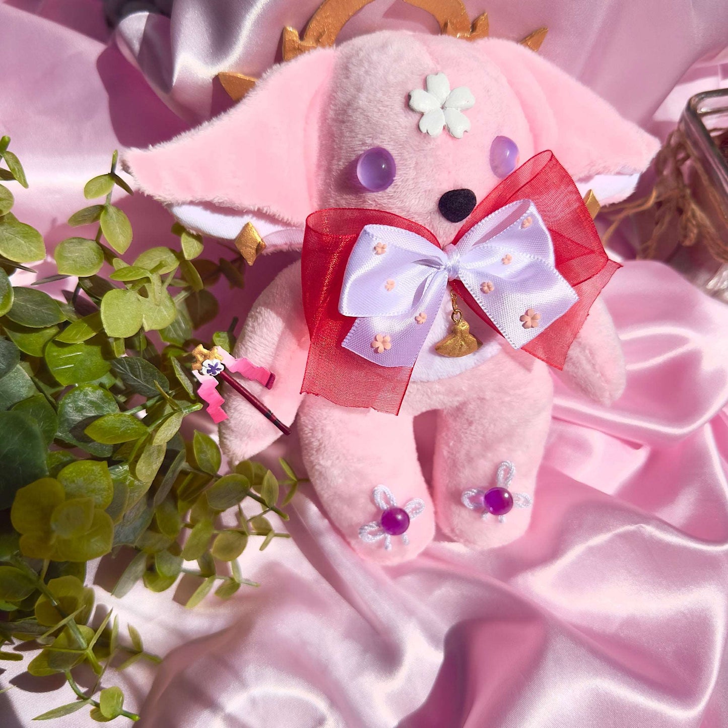 Peluche Yae Miko Genshin Impact renard rose avec couronne, baguette et pendentif éventail