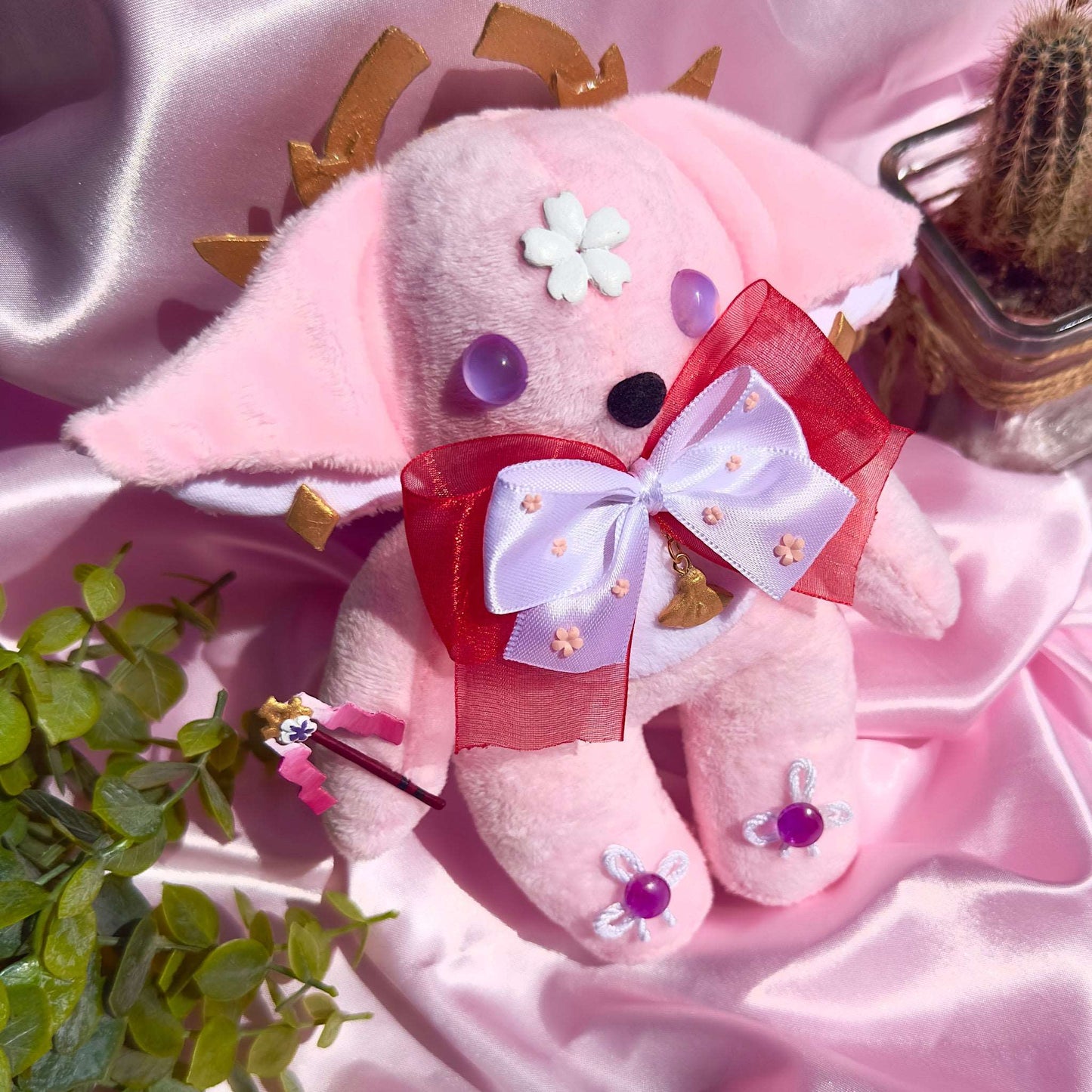 Peluche Yae Miko Genshin Impact renard rose avec couronne, baguette et pendentif éventail