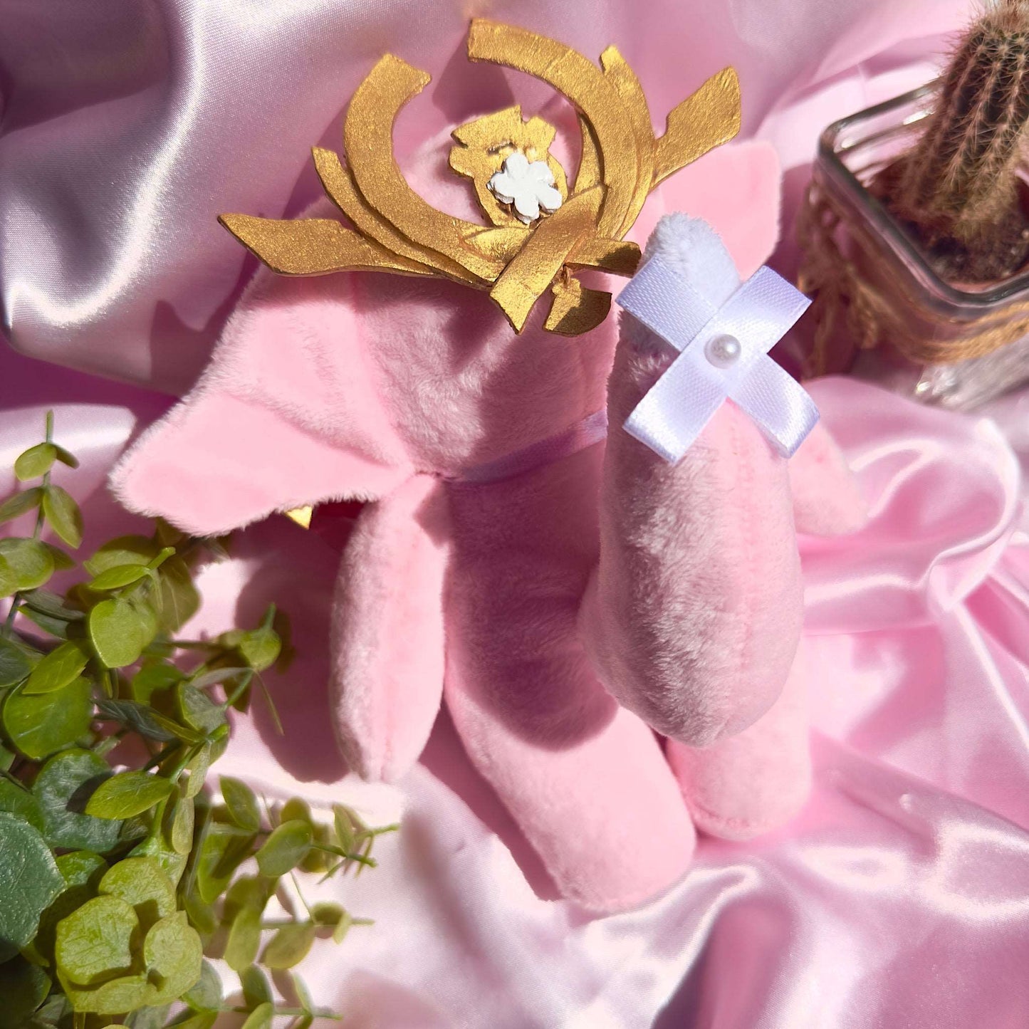 Peluche Yae Miko Genshin Impact renard rose avec couronne, baguette et pendentif éventail