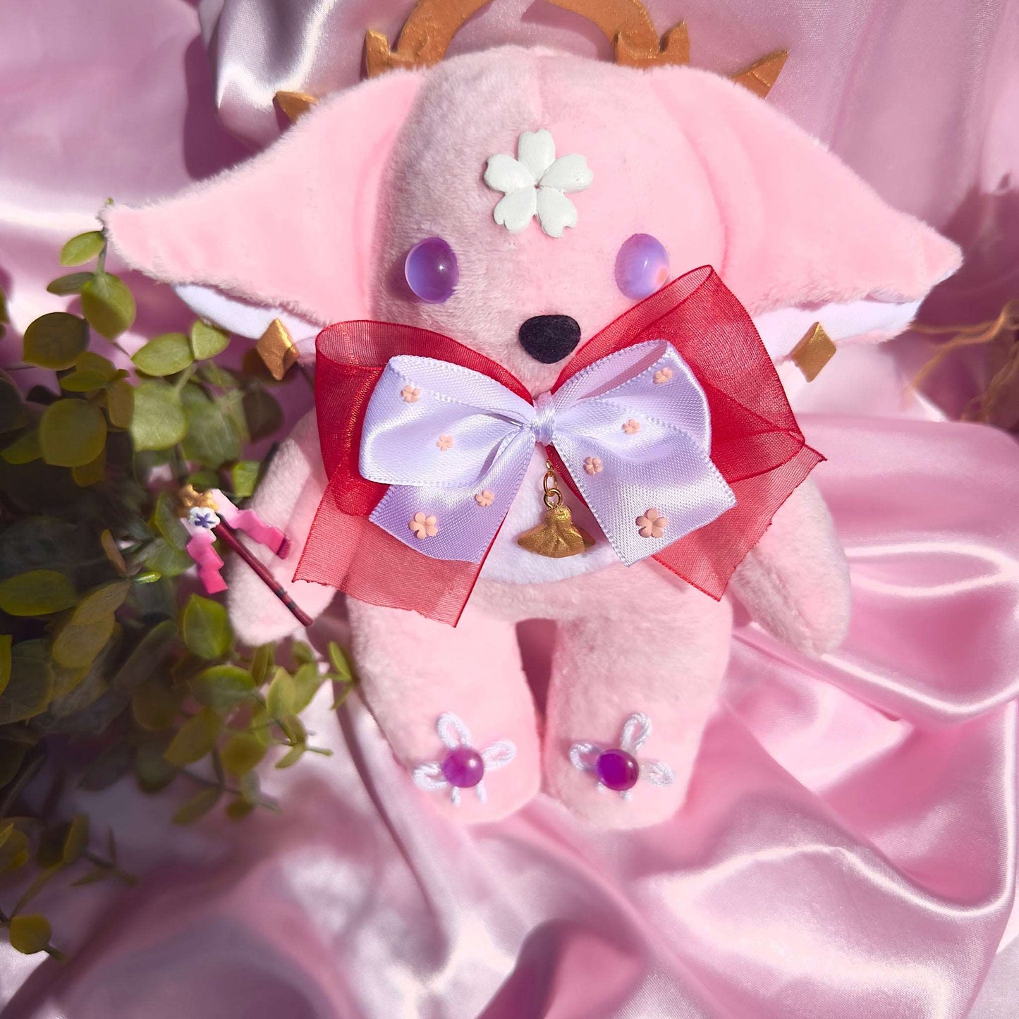 Peluche Yae Miko Genshin Impact renard rose avec couronne, baguette et pendentif éventail