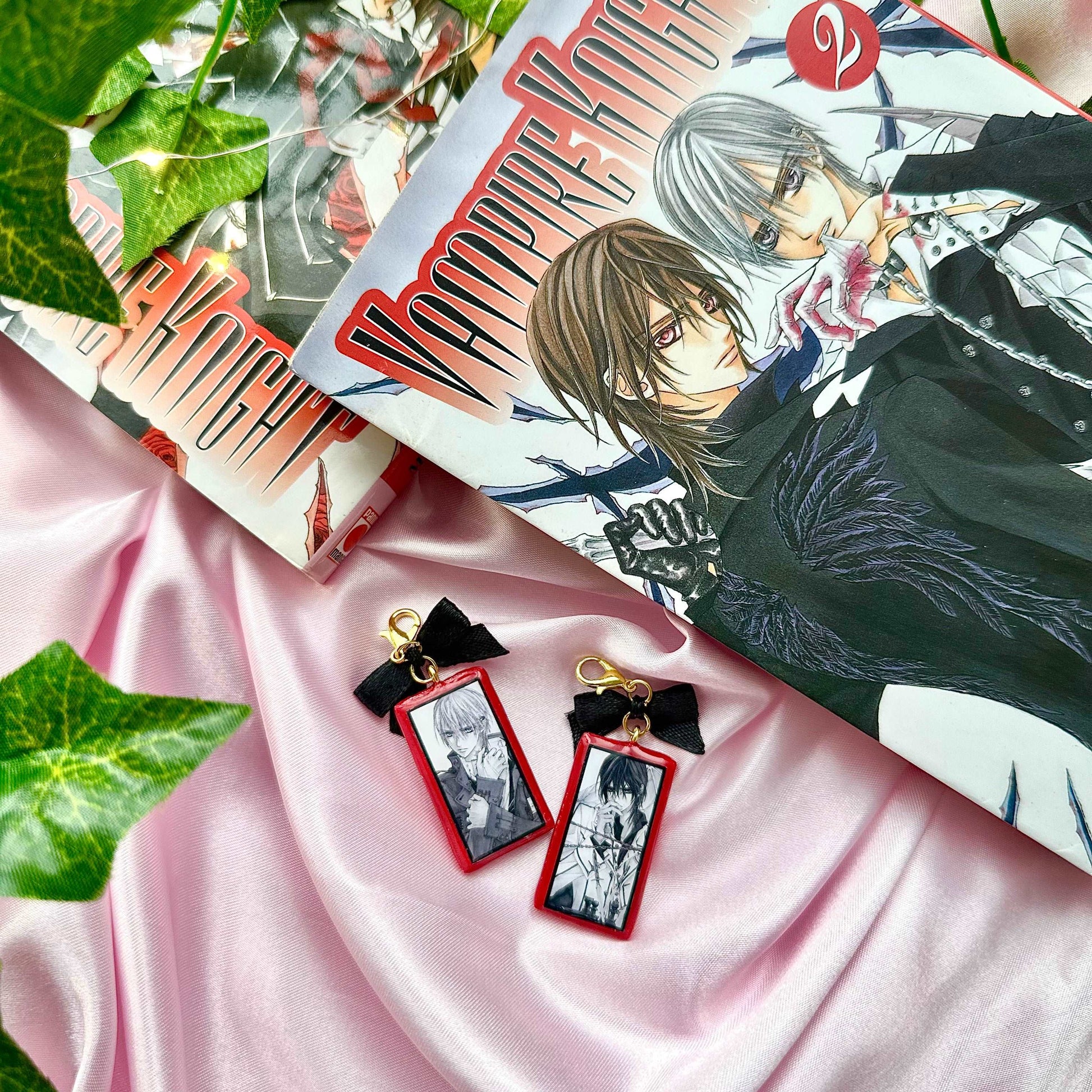 Porte-clé Vampire Knight avec les personnages et nœud noir