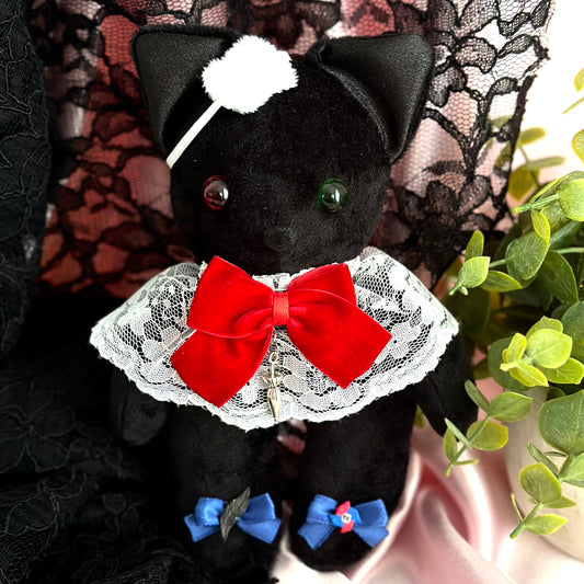 Peluche Another Mei Misaki chat noir avec yeux vairons et nœud rouge