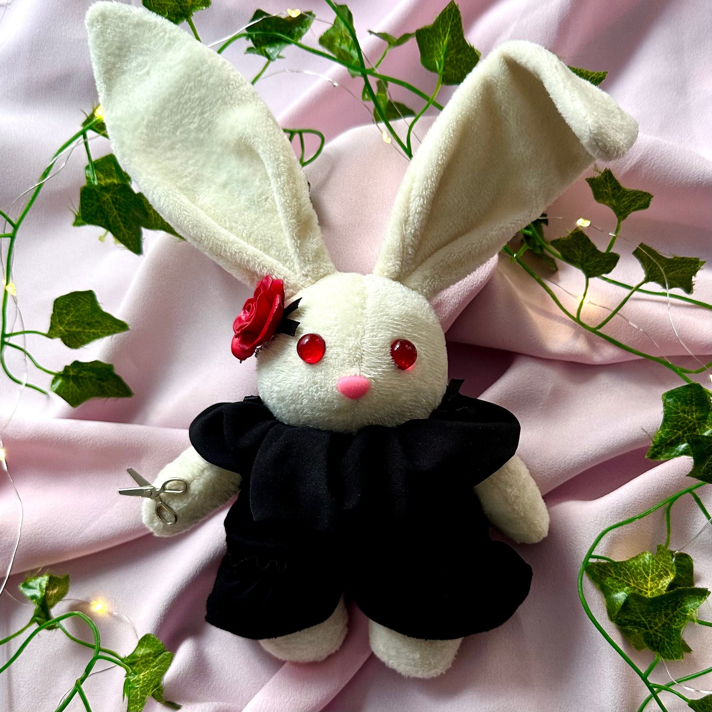 Peluche de Yuki Cross de Vampire Knight représentant un lapin avec une robe noire et une rose rouge. Manga de Matsuri Hino