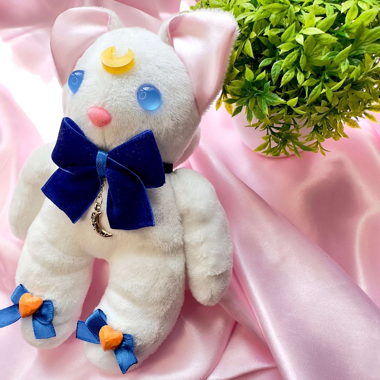 Peluche chat Artemis Sailor Moon blanc avec nœuds bleus, lune sur le front et pendentif lune