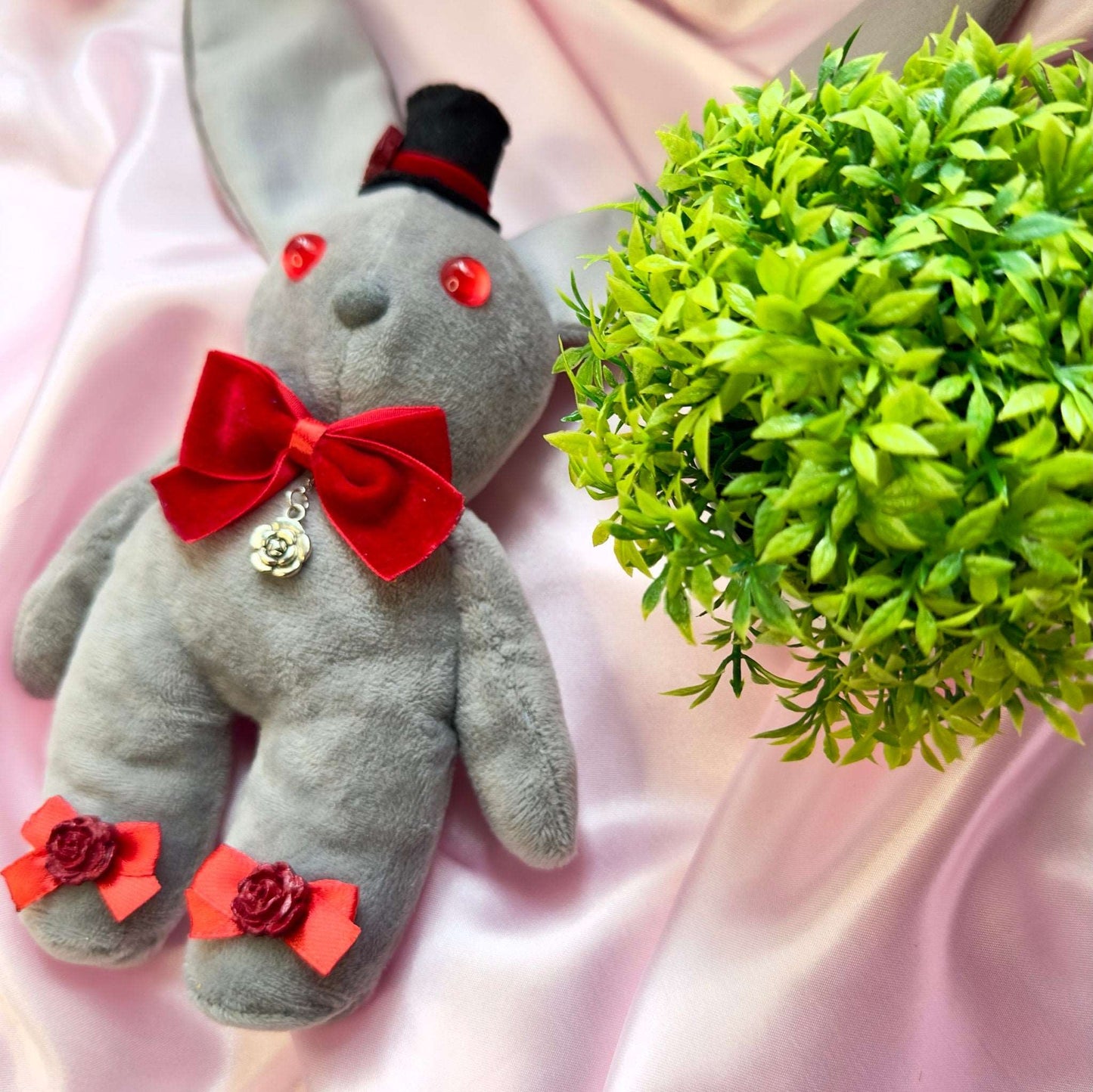 Peluche Vampire Knight lapin gris avec pendentif rose et nœud rouge