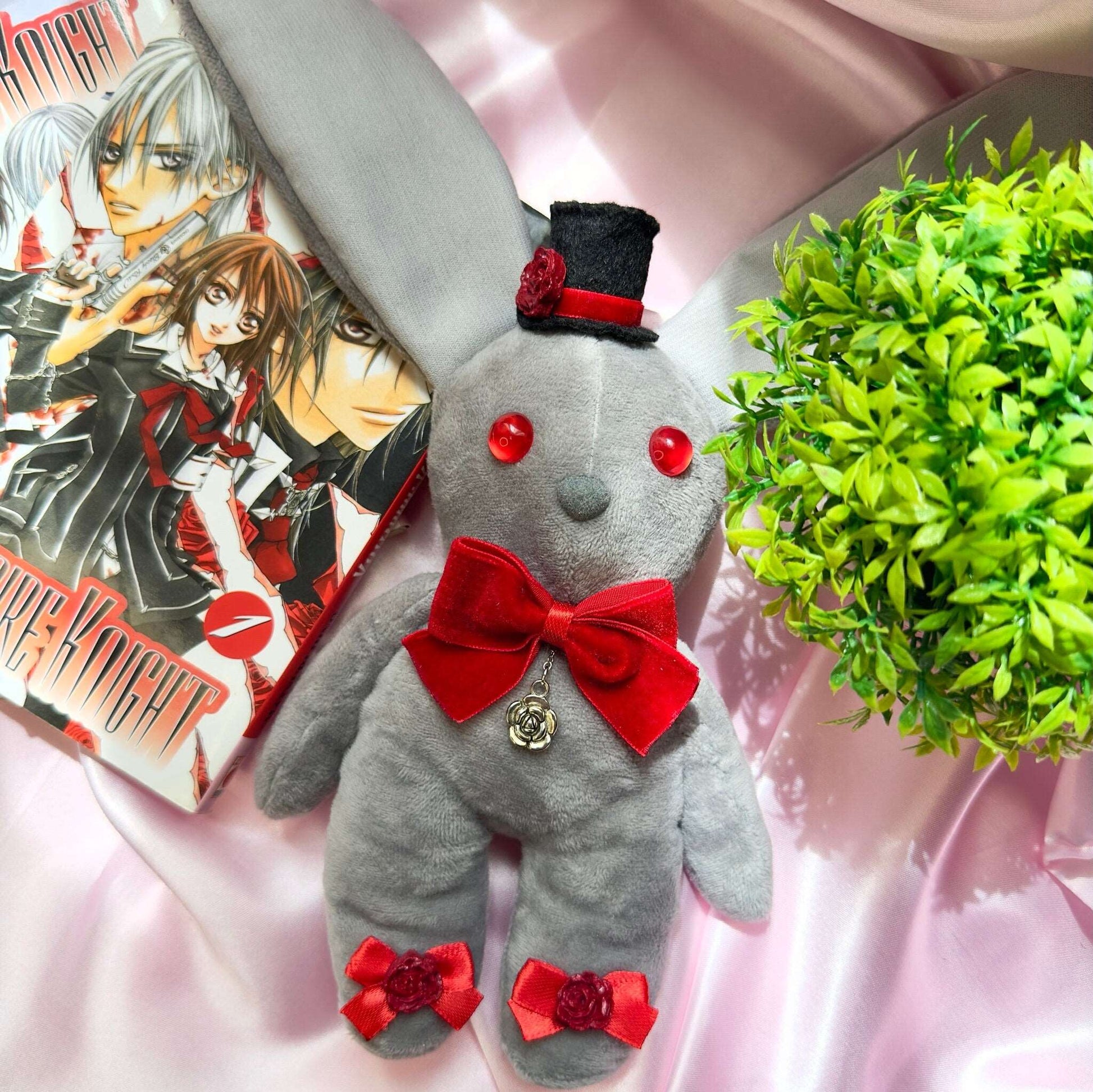 Peluche Vampire Knight lapin gris avec pendentif rose et nœud rouge