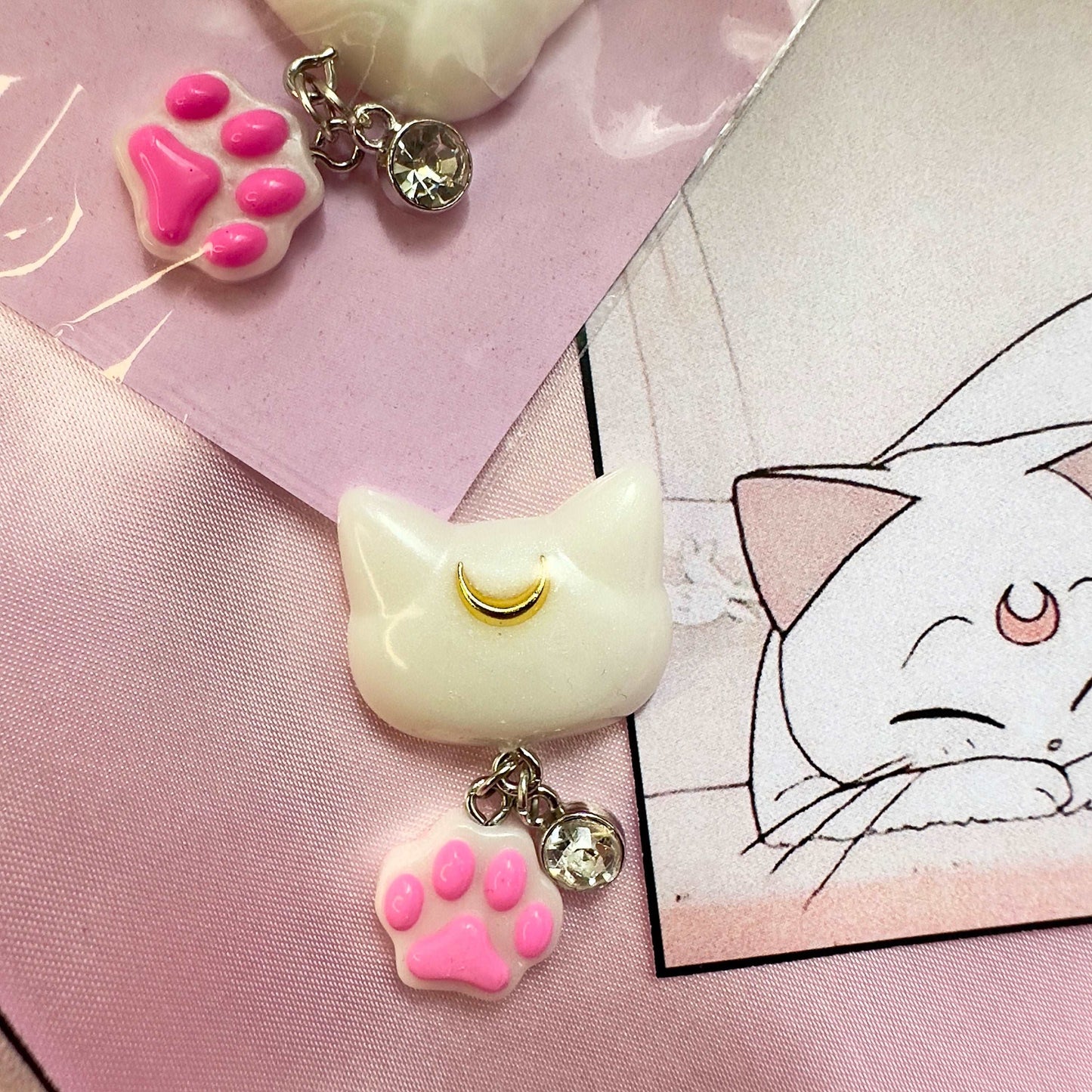 Magnet en forme de tête de chat blanc Artemis de Sailor Moon avec patte et diamant