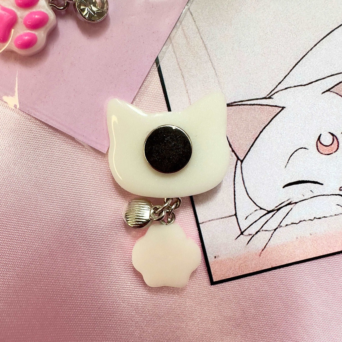 Magnet en forme de tête de chat blanc Artemis de Sailor Moon avec patte et diamant