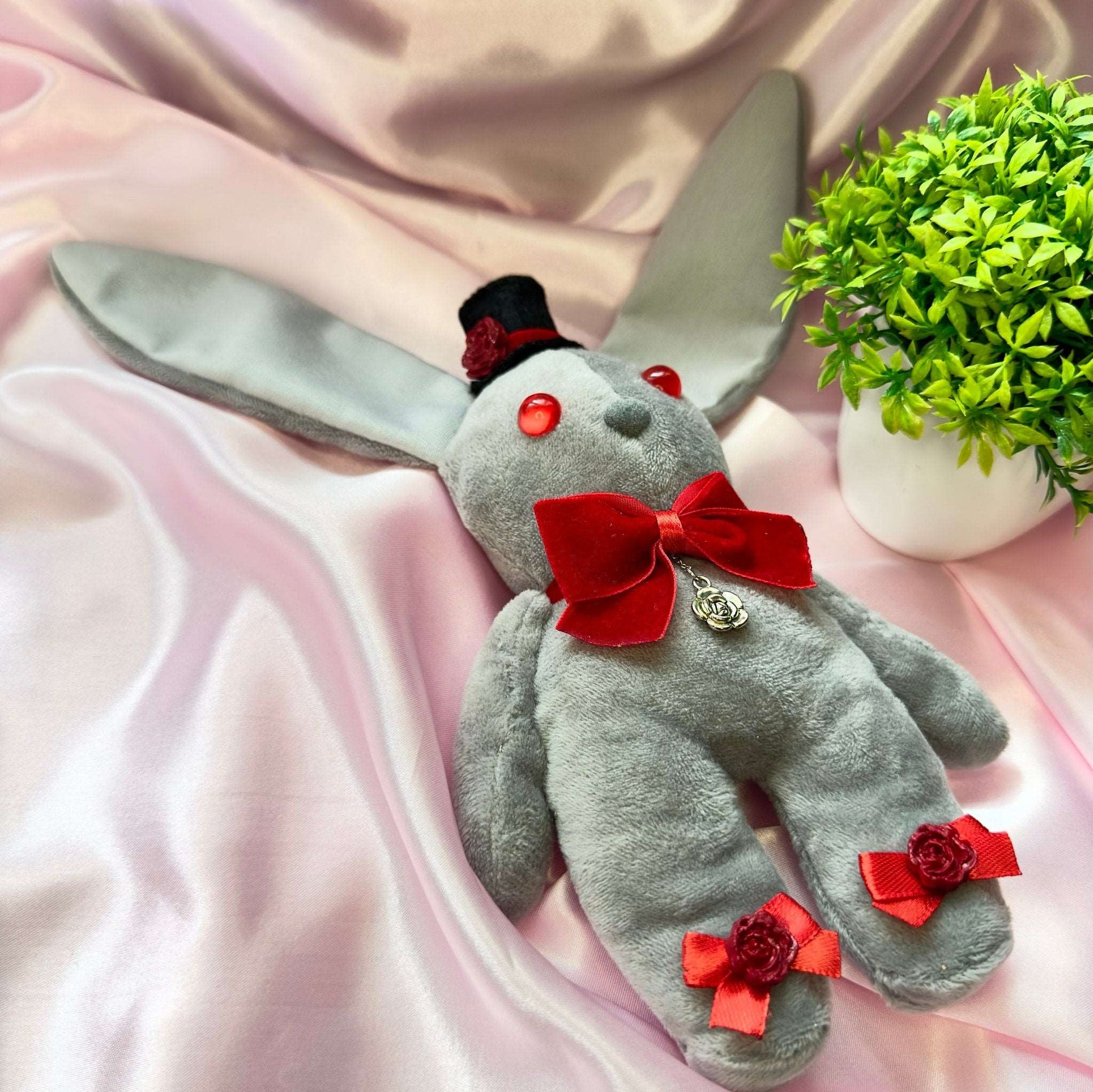 Peluche Vampire Knight lapin gris avec pendentif rose et nœud rouge