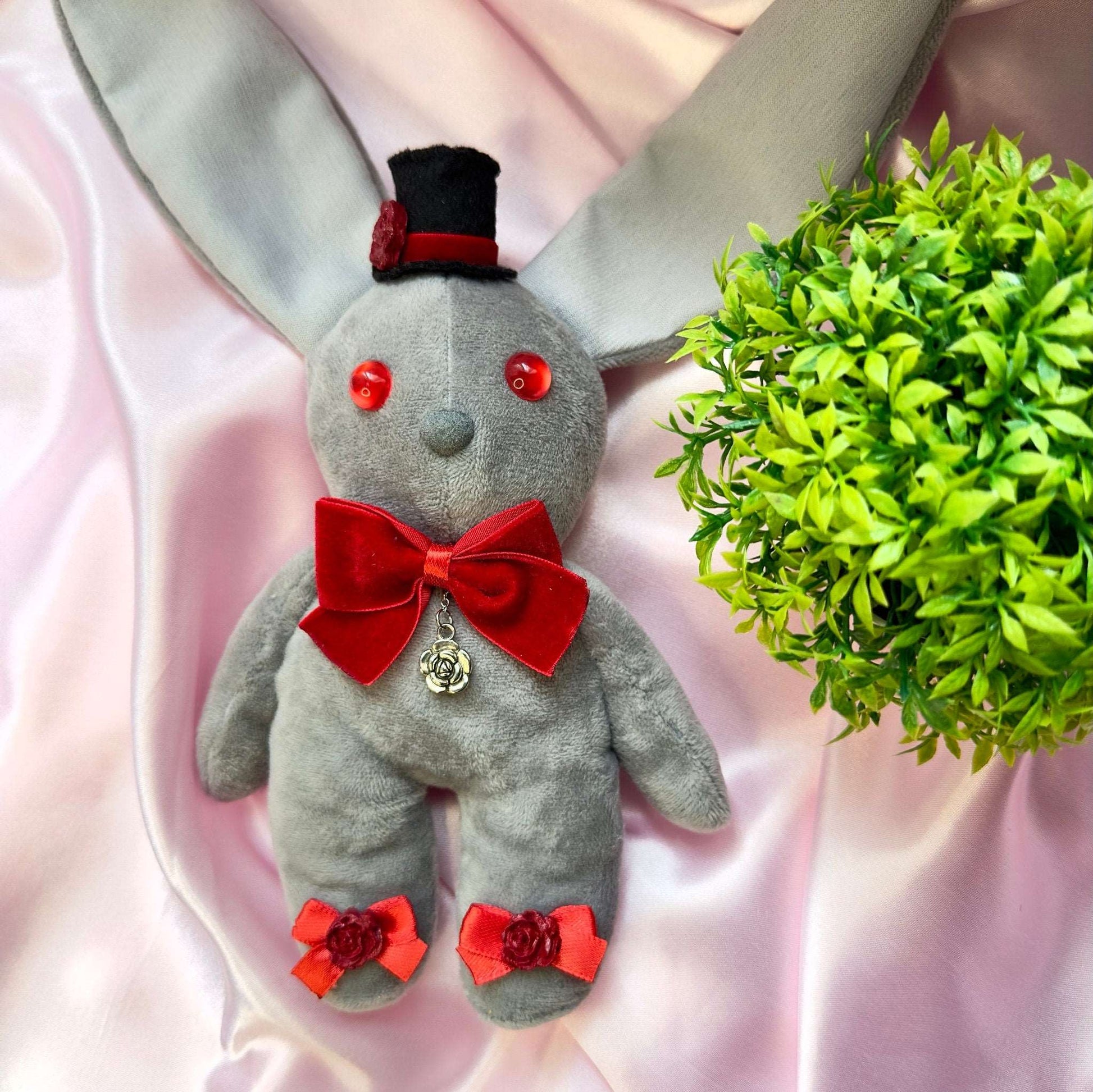 Peluche Vampire Knight lapin gris avec pendentif rose et nœud rouge